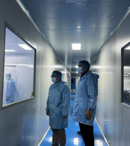 Vizită la fabrică de către invitat la expoziția MEDICA din Germania; Explorarea noilor oportunități pe piața medicală europeană